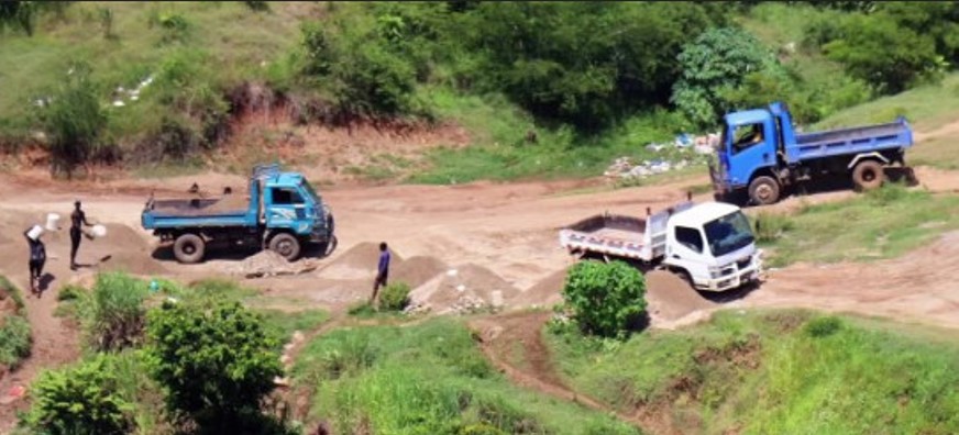 Extracción de Arena por Haitianos Devasta el Río Masacre