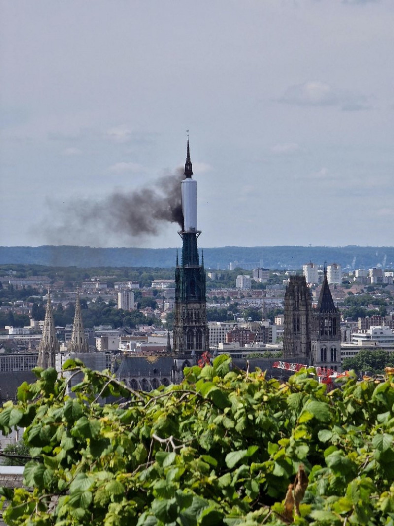 Incidente en Catedral de Rouen: Despliegue de rescate y preocupación