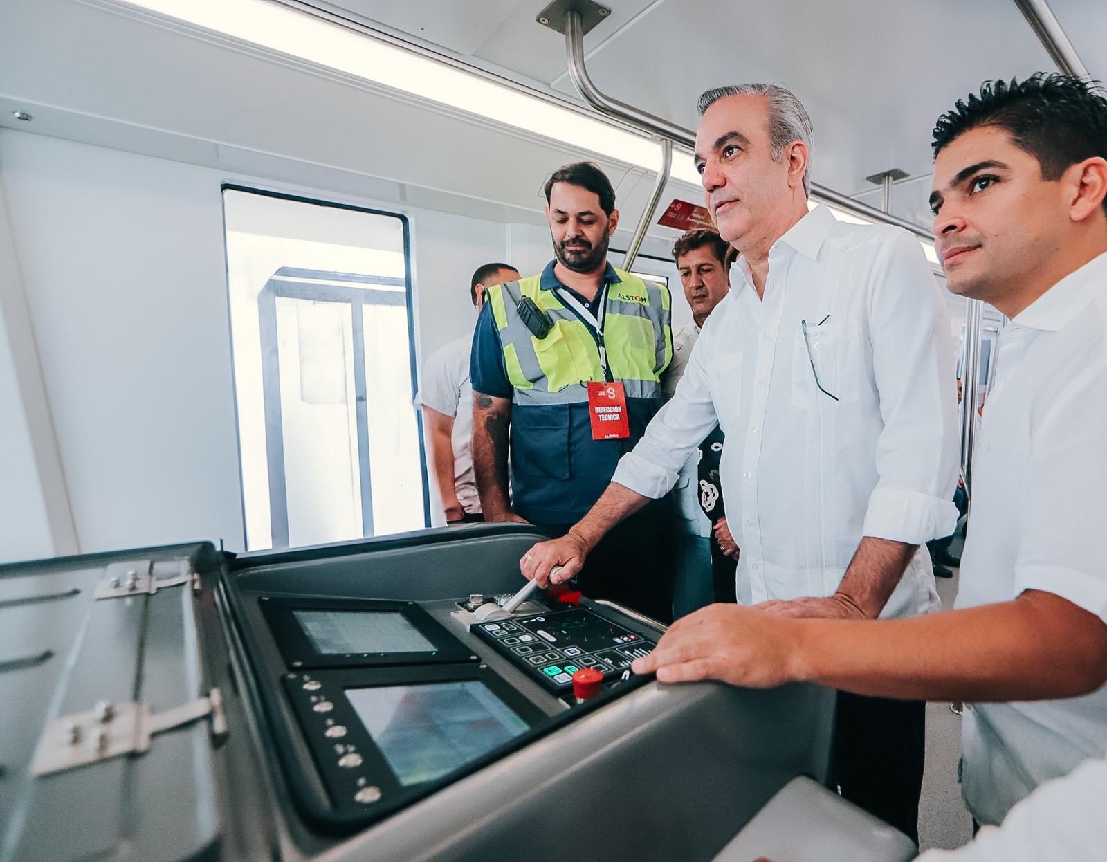 Abinader condujo la primera prueba del monorriel de Santiago