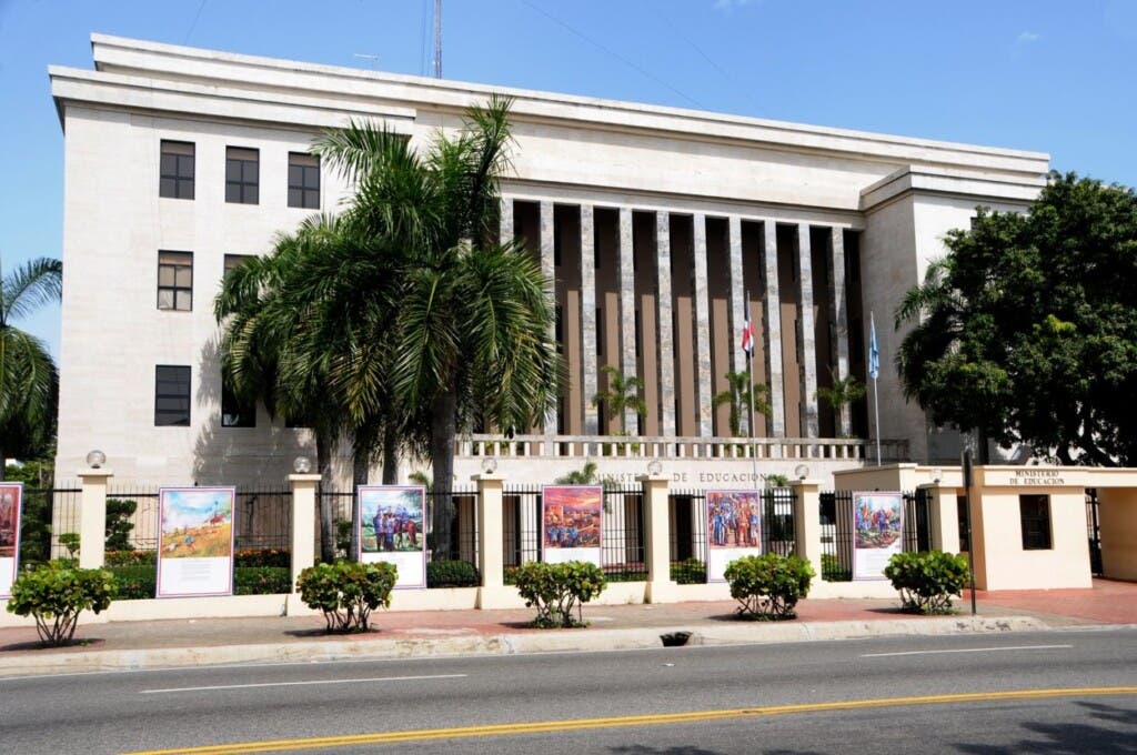 Santo Domingo. – El Ministerio de Educación (Minerd) reprobó que la salud de los estudiantes y de los maestros, así como el correcto desarrollo del horario escolar, se vean afectados por fumigaciones que se realizan alrededor de los centros educativos en distintos puntos del país.