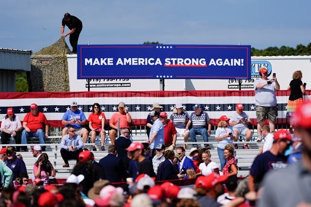 partidarios llegan para escuchar al expresidente Donald Trump, candidato presidencial republicano, hablar en un mitin el miércoles 21 de agosto de 2024 en Asheboro, Carolina del Norte. Trump está celebrando su primer mitin al aire libre desde que sobrevivió por poco a un intento de asesinato cuando un hombre armado abrió fuego en Pensilvania el mes pasado. . (Foto AP/Julia Nikhinson)