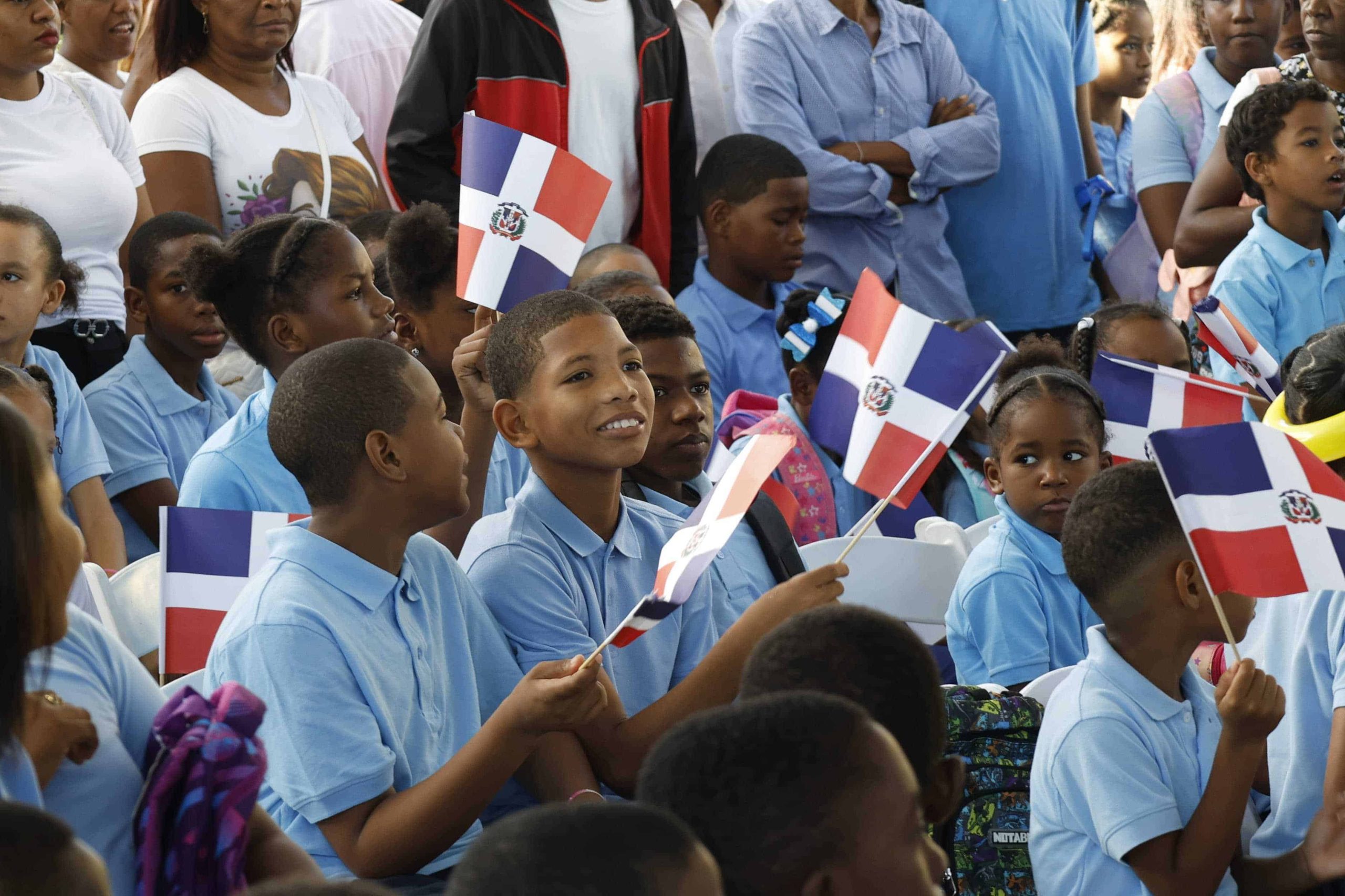 El año escolar 2024-2025 comenzó oficialmente este lunes en República Dominicana con algo más de 2,6 millones de alumnos llamados a las aulas entre el sector público y el privado, con la vista puesta en las mejoras del sistema educativo y en medio de quejas de un profesorado en gran parte insatisfecho.