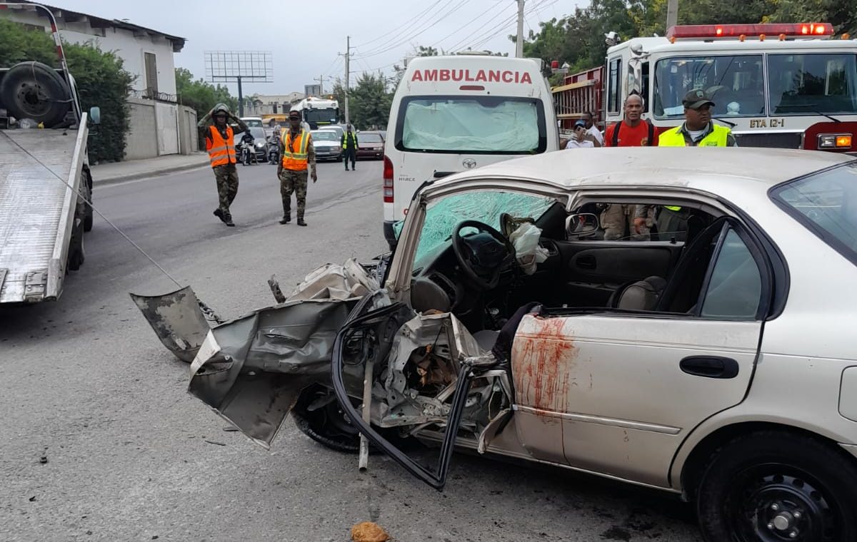 Accidente en Santiago deja una persona atrapada y ocho heridas