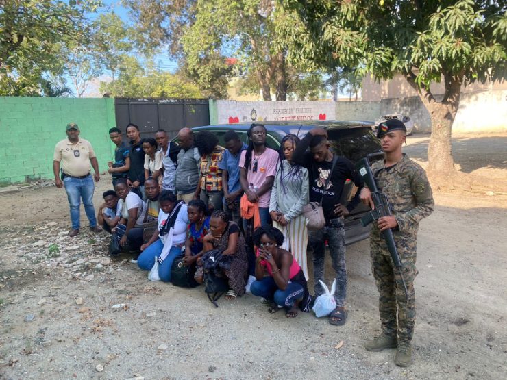 Detienen a dominicano por transportar 19 haitianos indocumentados