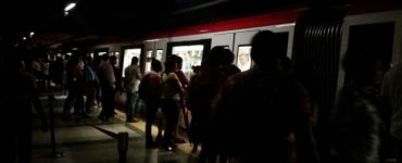 Apagón en estación de tren provoca caos entre usuarios