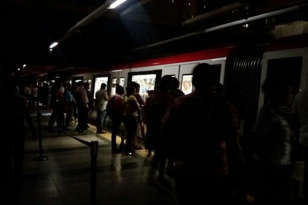 Apagón en estación de tren provoca caos entre usuarios