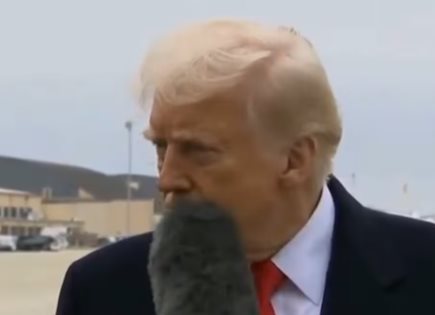 Trump protagoniza incidente divertido con un micrófono durante rueda de prensa