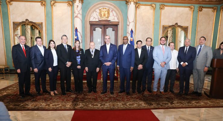 Santo Domingo. – El presidente Luis Abinader otorgó este martes la Orden del Mérito de Duarte, Sánchez y Mella en el Grado Comendador a Salvador Francisco (Franklyn) Holguín Haché.