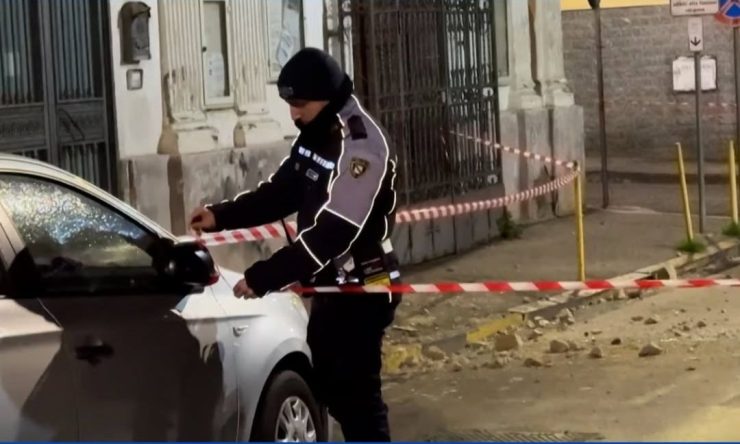 Nápoles, Italia. – En la madrugada del jueves, a la 1:25 a.m. hora local, un terremoto de magnitud 4.4 en la escala de Richter afectó la región de los Campos Flégreos, en las afueras de Nápoles.