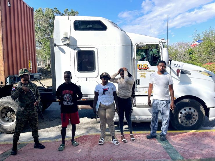 Arrestan camionero por transportar haitianos indocumentados en Elías Piña