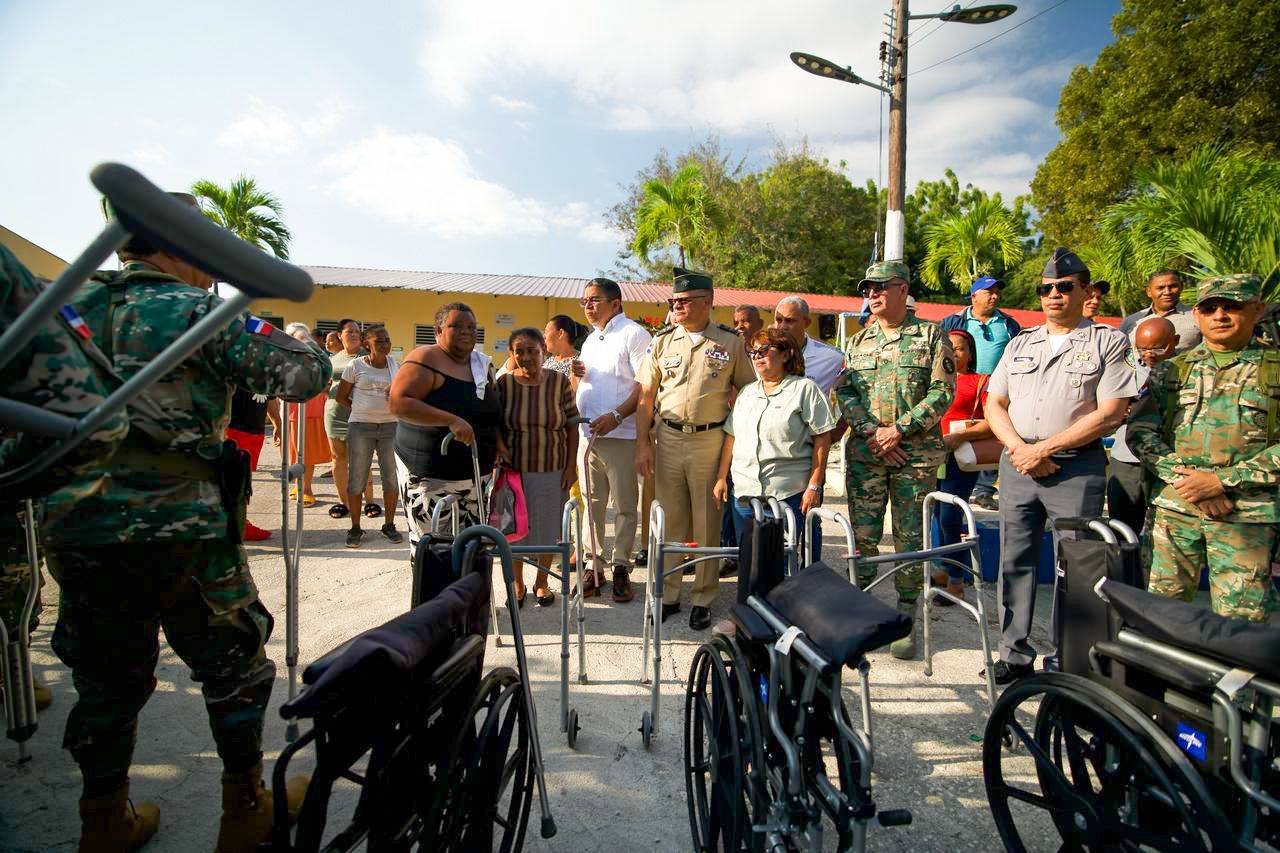 Operativo médico y cívico del MIDE beneficia a miles en Barahona