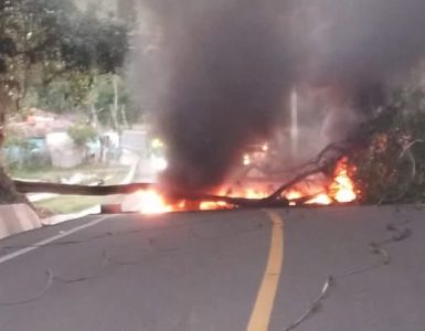 Protesta en Nizao Rancho Arriba por falta de electricidad