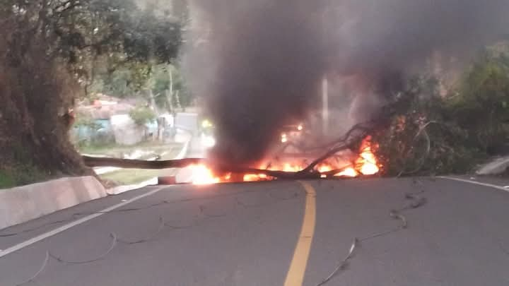 Protesta en Nizao Rancho Arriba por falta de electricidad