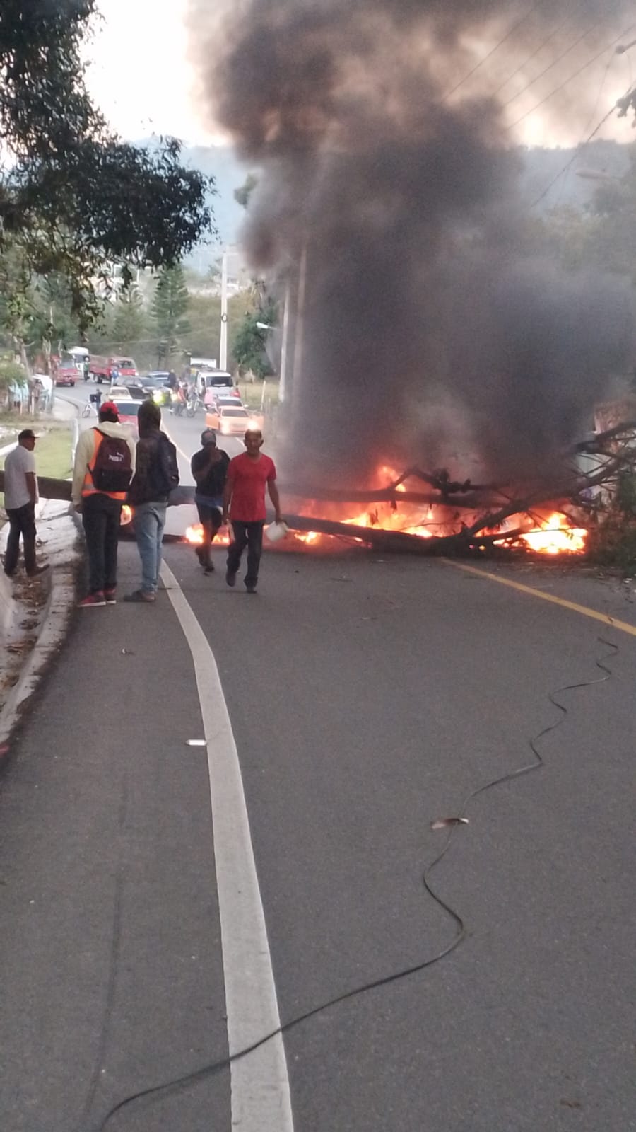 Protesta en Nizao Rancho Arriba por falta de electricidad