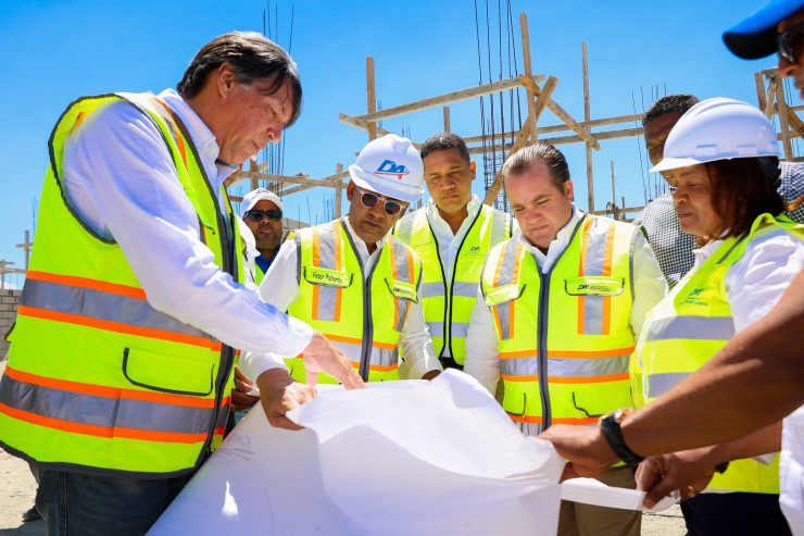 Ministro Paliza y director del DA supervisan avances del Aeropuerto El Granero del Sur en San Juan