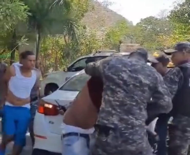 PN detiene a dos hombres tras persecución en la carretera Padre Billini de San José de Ocoa