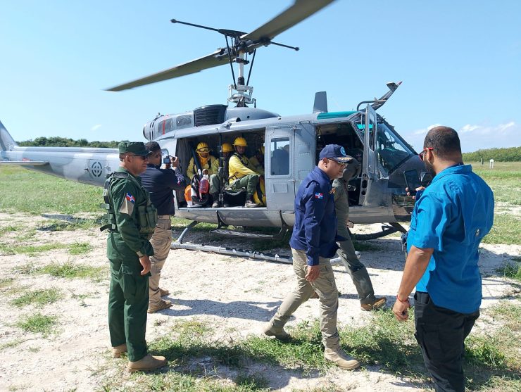 Fuerza Aérea apoya lucha contra incendio forestal en Cap Cana