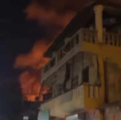 Incendio destruye 20 viviendas en Santiago