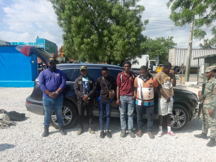 Detienen haitiano en Azua con tres indocumentados a bordo