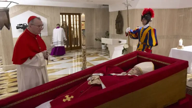 El Vaticano difundió las primera imagen del pontífice fallecido